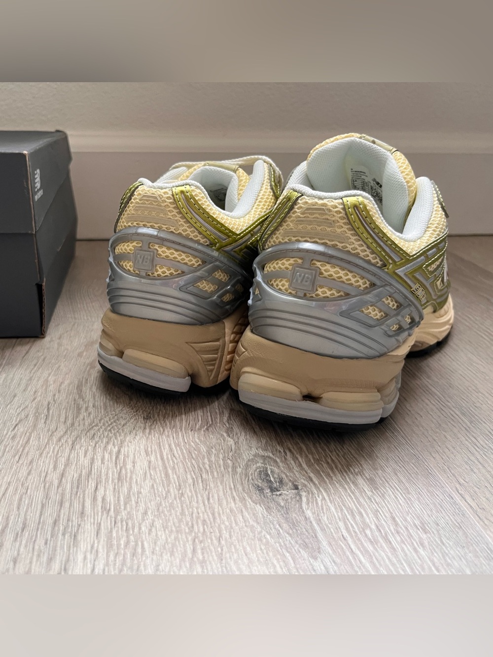 New Balance 1906R "Butter / Metallic Silver" - Picture 3 of 6